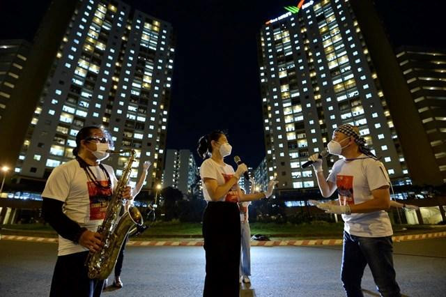 Nghệ sĩ saxophone Trần Mạnh Tuấn biểu diễn tại bệnh viện dã chiến