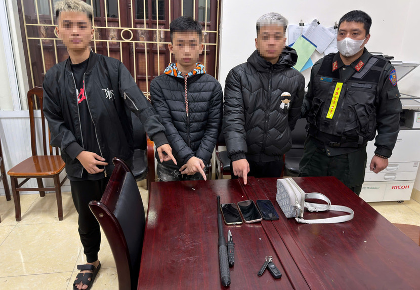 Nhóm đối tượng "kẹp ba" không mũ bảo hiểm bị phát hiện mang theo "vũ khí nóng"