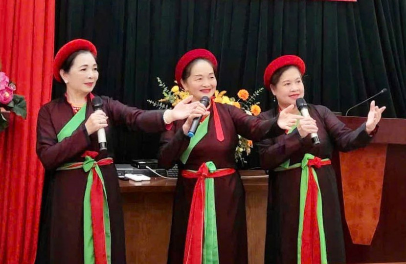 Nữ Bí thư Chi bộ Tổ dân phố 16 (đứng giữa) cùng những diễn viên “Nhà hát - Nhà văn hóa Tổ 16”