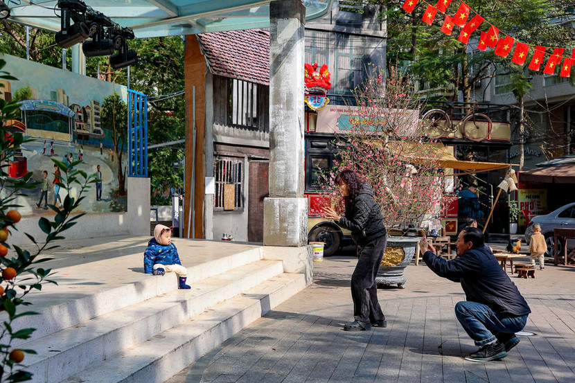 Người dân du xuân trong yên vui