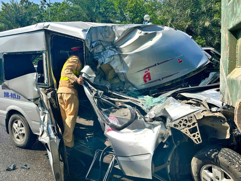 Cảnh sát giao thông nhanh chóng giải cứu nữ hành khách bị mắc kẹt trên cabin xe khách loại 16 chỗ