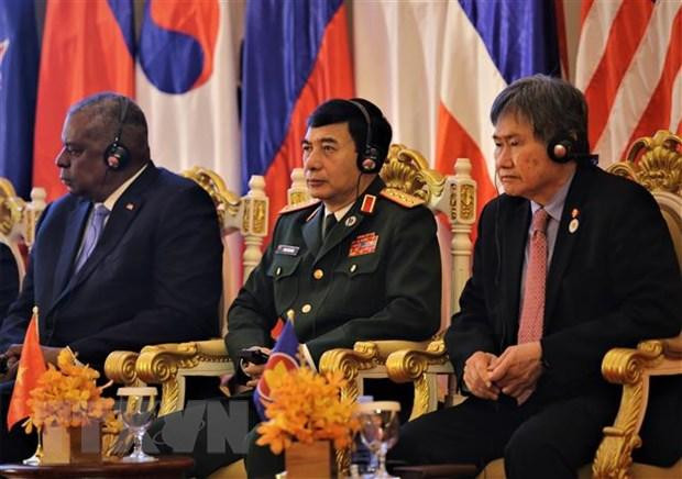 Đại tướng Phan Văn Giang (giữa), Bộ trưởng Bộ Quốc phòng dẫn đầu Đoàn đại biểu quân sự cấp cao Việt Nam tham dự Hội nghị Bộ trưởng Quốc phòng các nước ASEAN mở rộng lần thứ 9