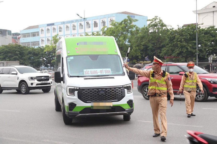 Xử lý nghiêm phương tiện vi phạm, đảm bảo đường thông hè thoáng phục vụ các thí sinh trong quá trình di chuyển Xử lý nghiêm phương tiện vi phạm, đảm bảo đường thông hè thoáng phục vụ các thí sinh trong quá trình di chuyển