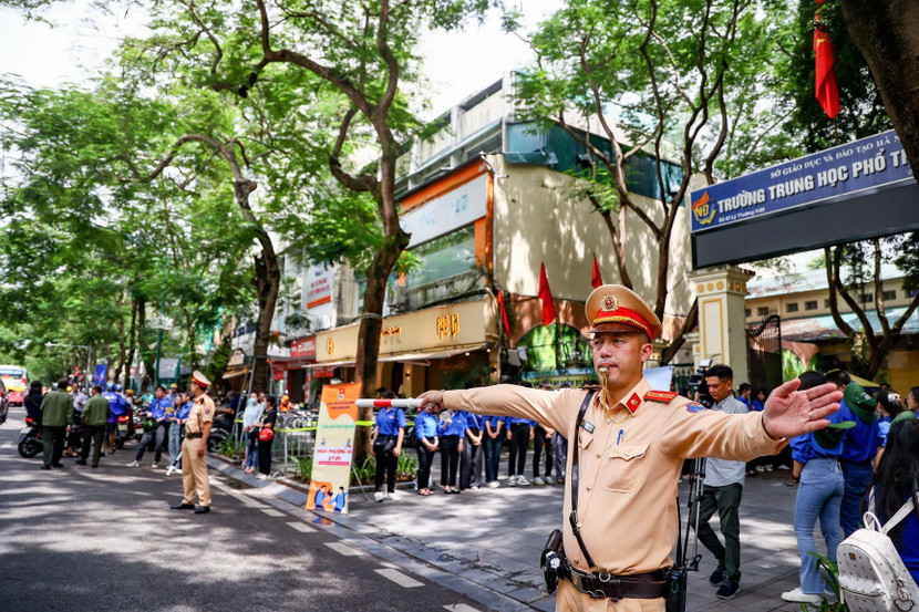 Trong mỗi kỳ thi, cùng với sự quan tâm của phụ huynh, không thể không kể đến sự đồng hành của lực lượng Cảnh sát giao thông Thủ đô Trong mỗi kỳ thi, cùng với sự quan tâm của phụ huynh, không thể không kể đến sự đồng hành của lực lượng Cảnh sát giao thông Thủ đô