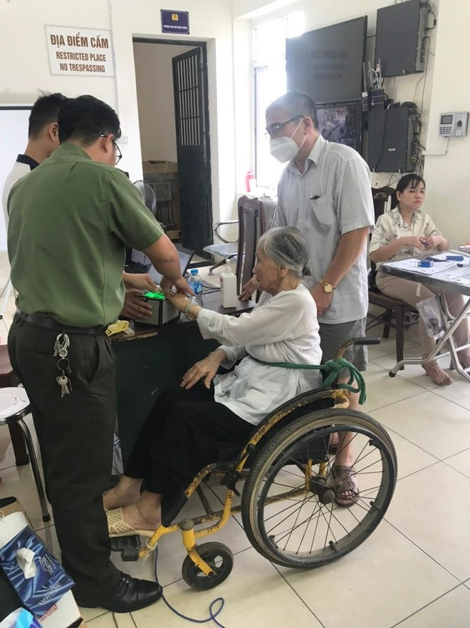 Công an phường Khương Đình, quận Thanh Xuân tận tình giúp đỡ người cao tuổi trong quá trình cấp CCCD gắn chíp