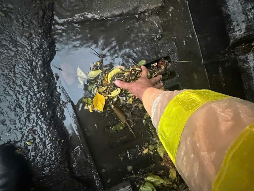 Khơi thông cống rãnh phòng ngừa ùn tắc