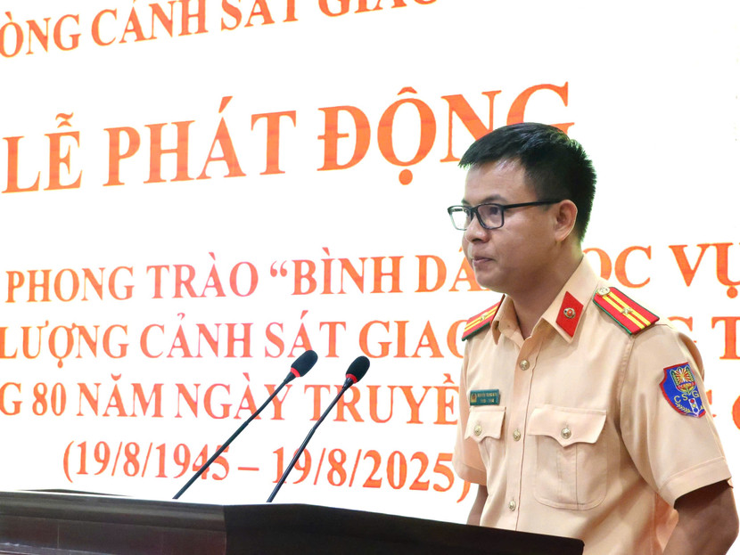 Thiếu tá Nguyễn Trung Kiên, Bí thư đoàn thanh niên Phòng CSGT, CATP Hà Nội phát biểu hưởng ứng lễ phát động