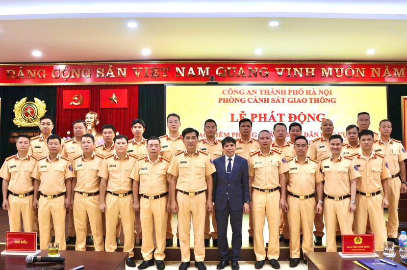 Các đại biểu tham dự phát động &quot;Bình dân học vụ số&quot; chụp ảnh lưu niệm