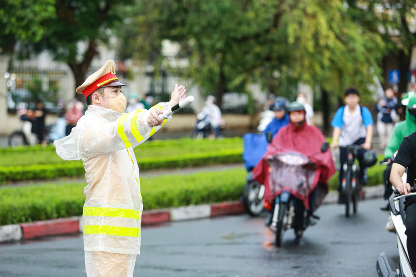 Cán bộ chiến sĩ được bố trí phân luồng trên các tuyến giao thông trọng điểm, phòng ngừa ùn tắc