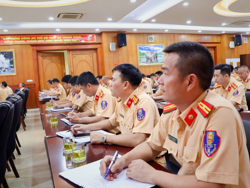 Cán bộ chiến sĩ CSGT tham dự lớp tập huấn, mong muốn tiếp thu những kiến thức mới để triển khai có hiệu quả trong công tác đảm bảo TTATGT trên địa bàn Thủ đô