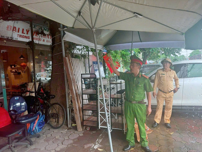 Các đơn vị tuần tra, nhắc nhở bà con sẵn sàng phương án chống bão