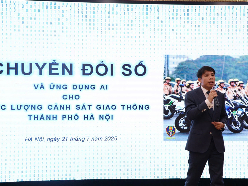Ông Nguyễn Tuấn Huy - Trưởng ban Chuyển đổi số, Tổng Công ty Viễn thông Mobifone giới thiệu mô hình chuyển đổi số, nhấn mạnh vai trò của AI trong công tác đảm bảo TTATGT