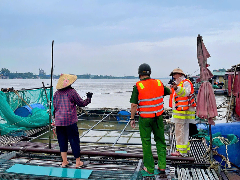 Cảnh sát giao thông đường thuỷ hỗ trợ bà con neo đậu tàu thuyền vào nơi an toàn