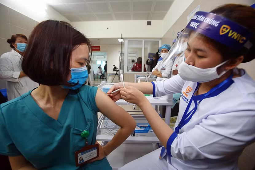 Tiêm vaccine Covid-19 là “vũ khí” hiệu quả để đẩy lùi đại dịch, đưa cuộc sống trở lại trạng thái bình thường mới