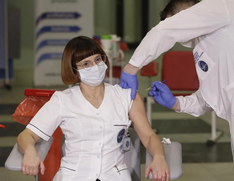 Tiêm phòng cùng với việc tiếp tục sử dụng khẩu trang và giãn cách xã hội vẫn là cách hiệu quả để ngăn chặn đại dịch Covid-19