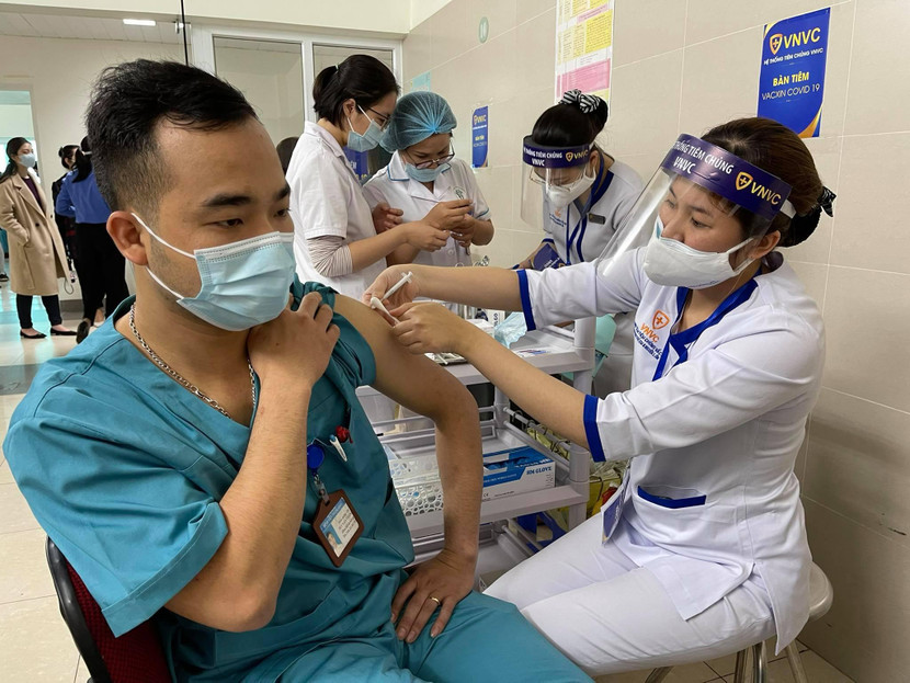 Chính phủ Việt Nam chủ động nghiên cứu vaccine trong nước, đồng thời tích cực mua vaccine thành phẩm của nhiều hãng dược trên thế giới để tiêm phòng cho lực lượng chống dịch cùng người dân