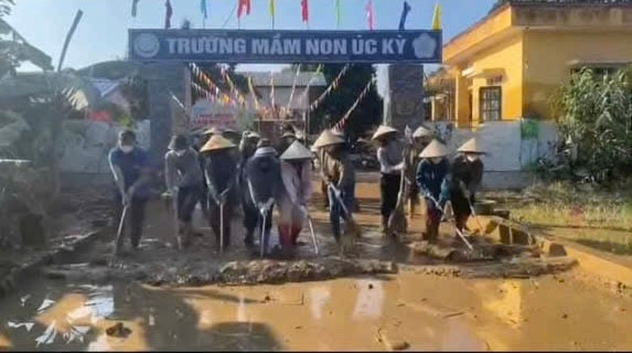 Các giáo viên Trường mầm non Úc Kỳ dọn dẹp trường sau bão