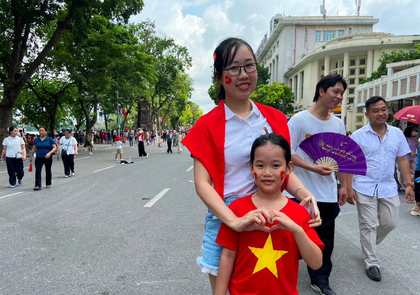 Mẹ con chị Hà Linh bày tỏ sự ngưỡng mộ đối với lực lượng Công an Thủ đô