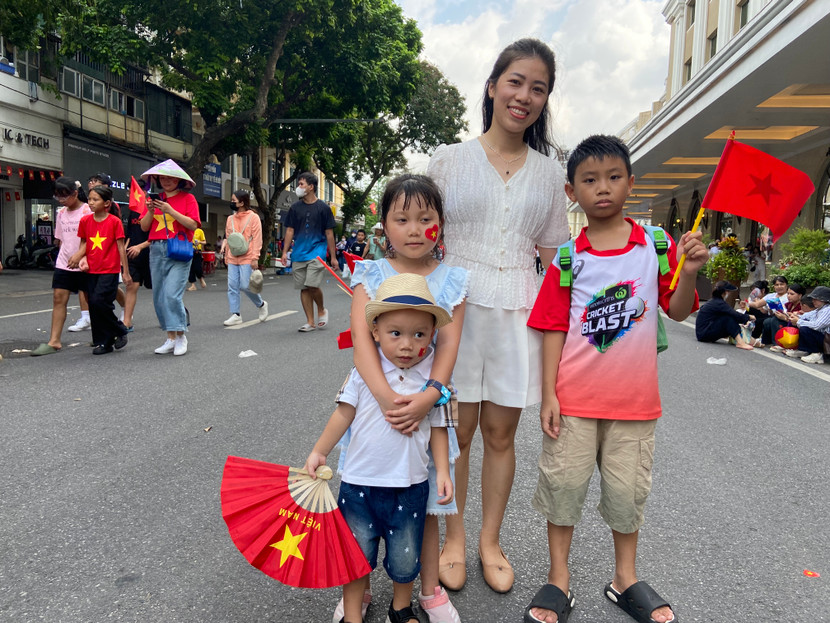 Chị Vũ Thị Trang cùng cháu nhỏ háo hức tham dự sự kiện