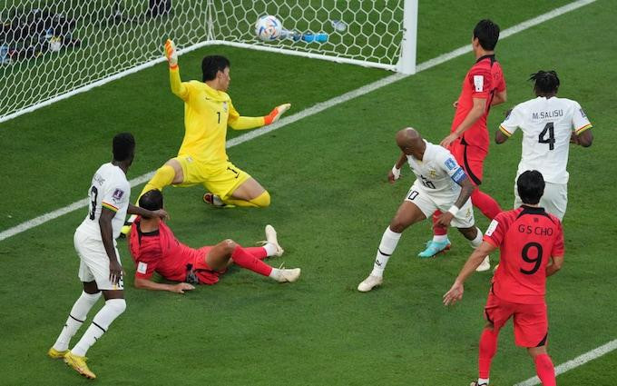Ghana (áo trắng) dẫn trước 2-0 trong hiệp 1