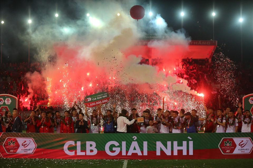 Pháo sáng cháy rực trên sân Lạch Tray trong ngày CLB Hải Phòng kết thúc V-League 2022 Pháo sáng cháy rực trên sân Lạch Tray trong ngày CLB Hải Phòng kết thúc V-League 2022