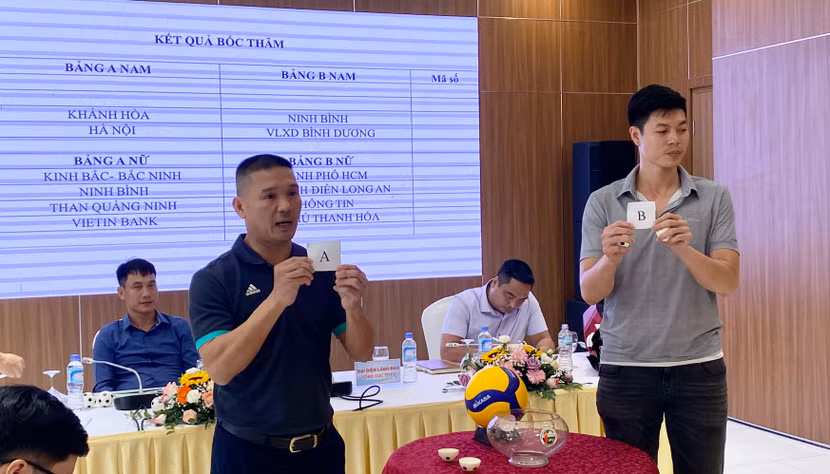 Ban tổ chức giải tiến hành bốc thăm chia bảng Ban tổ chức giải tiến hành bốc thăm chia bảng