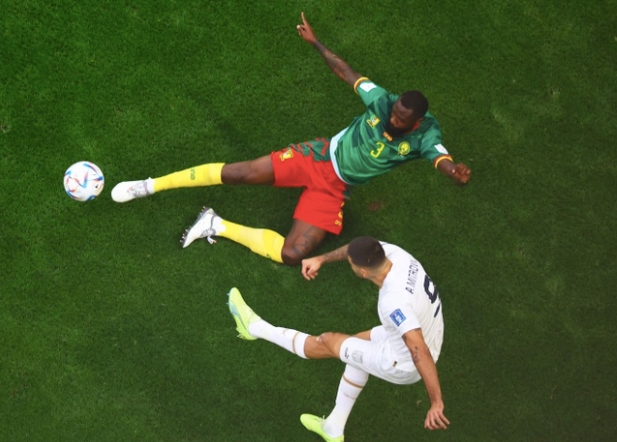 Serbia (áo trắng) cùng Cameroon chia điểm trong trận đấu có 6 bàn thắng