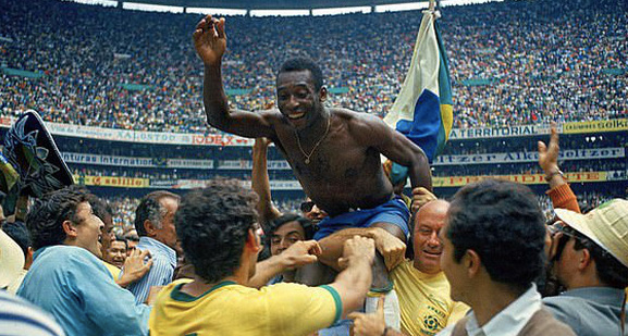 Pele giúp Brazil lần đầu vô địch World Cup và là cầu thủ duy nhất 3 lần vô địch thế giới Pele giúp Brazil lần đầu vô địch World Cup và là cầu thủ duy nhất 3 lần vô địch thế giới