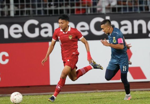 Brunei (phải) là đội đầu tiên bị loại tại AFF Cup 2022