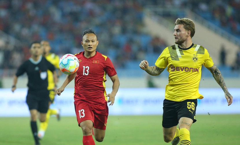 Trọng Hoàng (13) ở trận đấu cuối cùng trong màu áo đội tuyển Việt Nam, gặp Borussia Dortmund tối 30-11