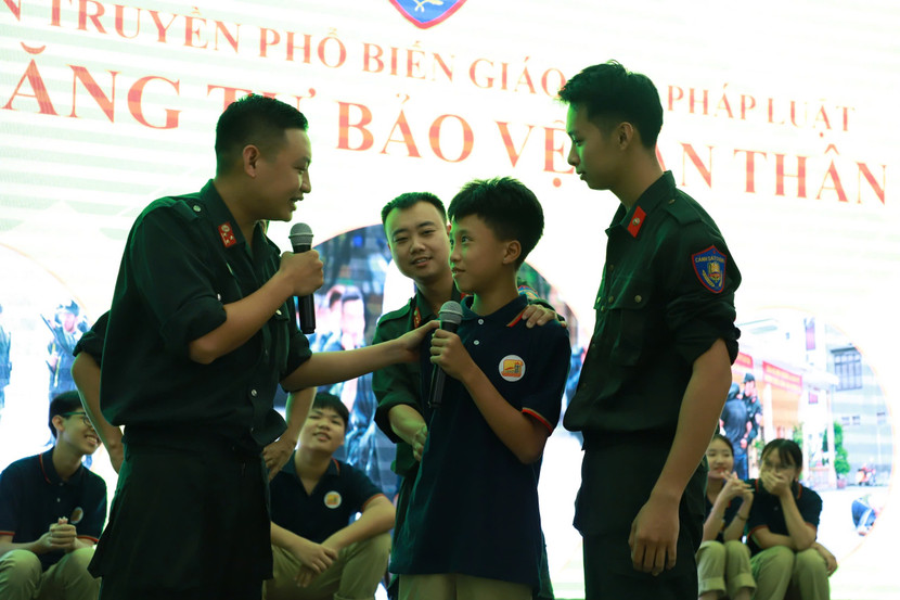 Học sinh tham gia các trò chơi giao lưu.