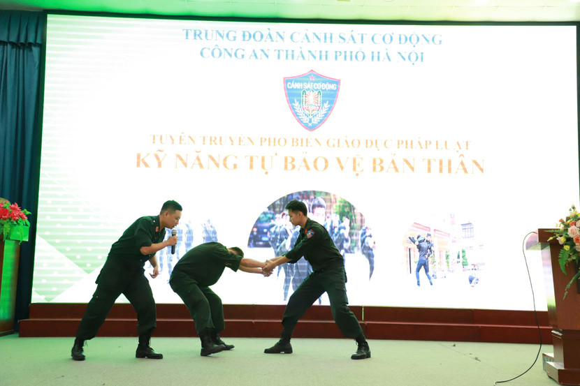 Các chiến sĩ CSCĐ thể hiện các kĩ năng phòng vệ cho các em học sinh.