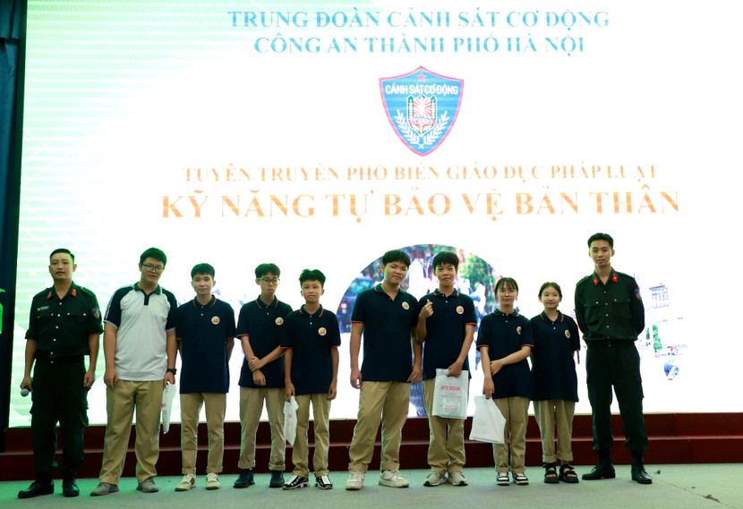 Thông qua hoạt động tuyên truyền, cán bộ chiến sỹ Trung đoàn Cảnh sát Cơ động CATP Hà Nội tiếp tục xây dựng hình ảnh đẹp về người chiến sỹ Công an Thủ đô bản lĩnh, nhân văn, vì nhân dân phục vụ.