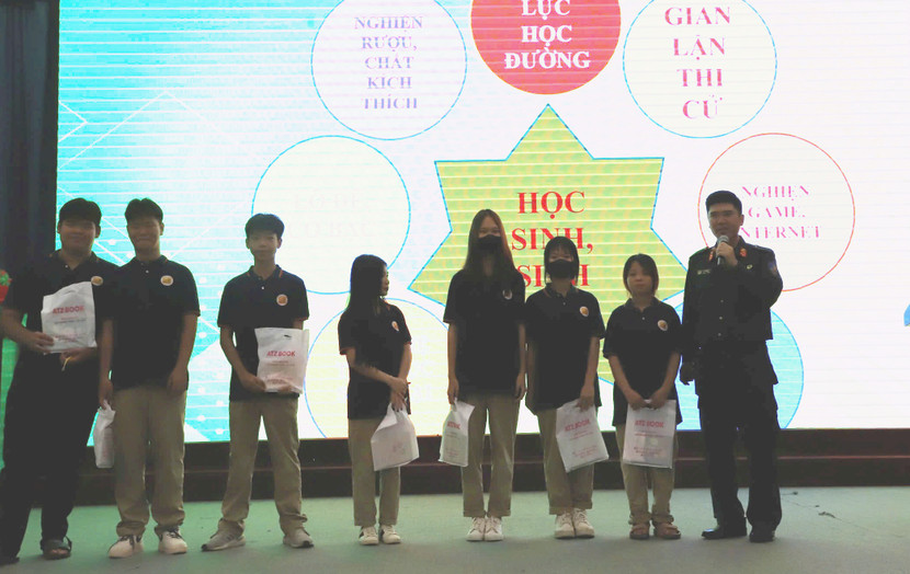 Bằng cách truyền đạt hấp dẫn, lôi cuốn, hoạt động đã thu hút được đông đảo học sinh tham gia giao lưu.