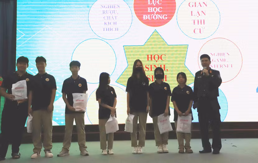 Bằng cách truyền đạt hấp dẫn, lôi cuốn, hoạt động đã thu hút được đông đảo học sinh tham gia giao lưu.