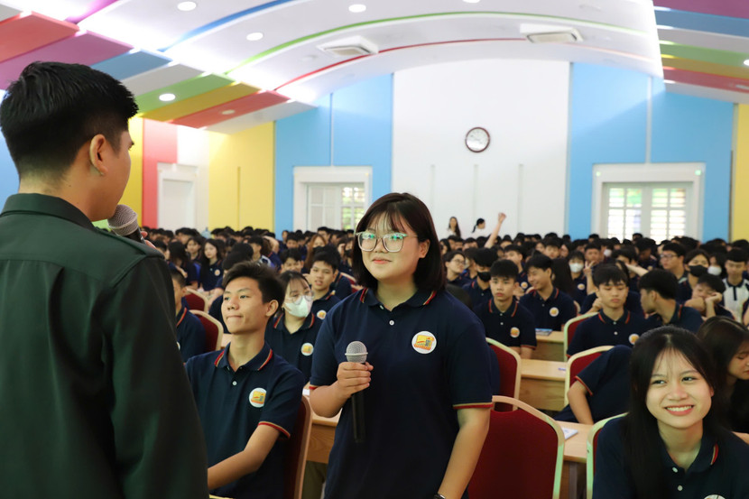 Những kiến thức cơ bản về phòng ngừa các tệ nạn được các em học sinh hào hứng tham gia hỏi đáp.