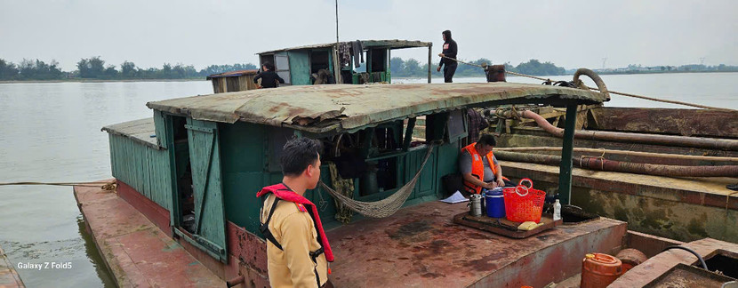 Các đối tượng khai thác, mua bán, vận chuyển cát trái phép với quy mô lớn Các đối tượng khai thác, mua bán, vận chuyển cát trái phép với quy mô lớn