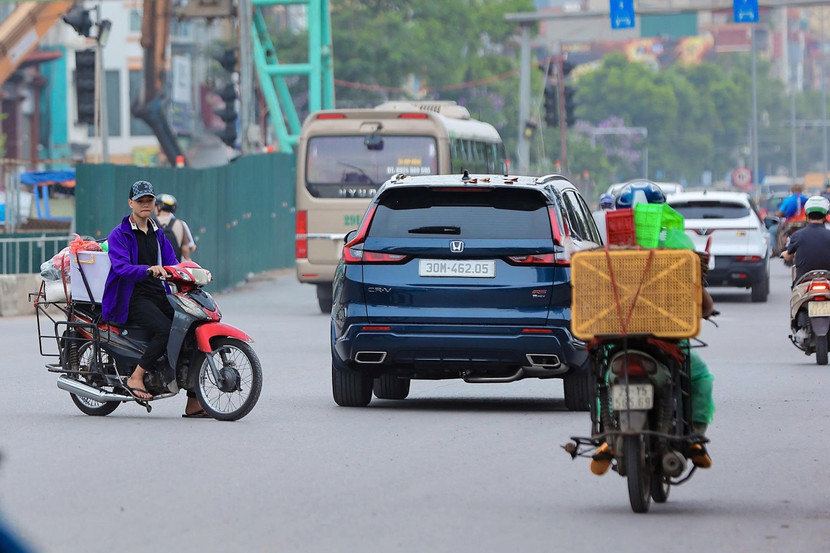 Tình trạng vi phạm giao thông vẫn tiếp tục tái diễn, đặc biệt là những lỗi nguy cơ gây tai nạn giao thông cao như vượt đèn đỏ, đi ngược chiều Tình trạng vi phạm giao thông vẫn tiếp tục tái diễn, đặc biệt là những lỗi nguy cơ gây tai nạn giao thông cao như vượt đèn đỏ, đi ngược chiều