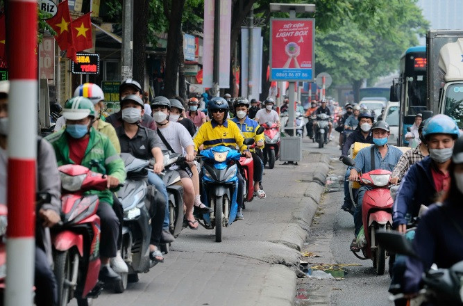 Những hình ảnh vi phạm giao thông diễn ra phổ biến vào giờ cao điểm tại Hà Nội Những hình ảnh vi phạm giao thông diễn ra phổ biến vào giờ cao điểm tại Hà Nội
