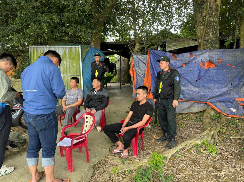 Từ việc điều tra đường dây mua bán, vận chuyển, khai thác cát trái phép quy mô lớn, cơ quan Công an cũng phát hiện ra các đối tượng có hành vi mua bán hóa đơn để hợp thức hóa số cát trái phép Từ việc điều tra đường dây mua bán, vận chuyển, khai thác cát trái phép quy mô lớn, cơ quan Công an cũng phát hiện ra các đối tượng có hành vi mua bán hóa đơn để hợp thức hóa số cát trái phép