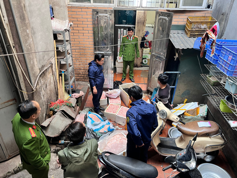 Lực lượng chức năng bất ngờ kiểm tra cơ sở kinh doanh thực phẩm, phát hiện, thu giữ gần nửa tấn nầm lợn bẩn