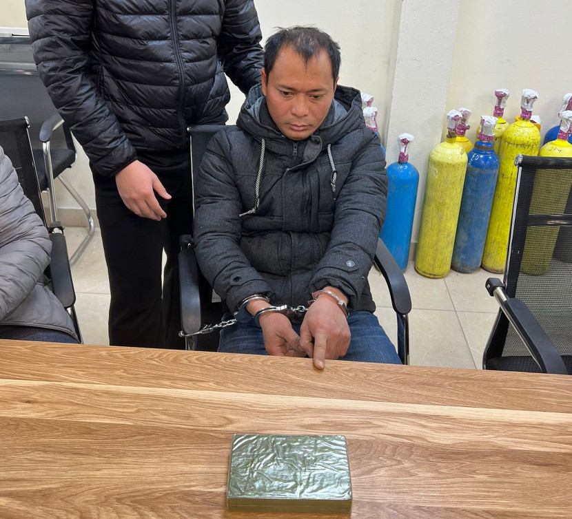 Đối tượng Trần Văn Hưng và 1 bánh heroin bị thu giữ Đối tượng Trần Văn Hưng và 1 bánh heroin bị thu giữ