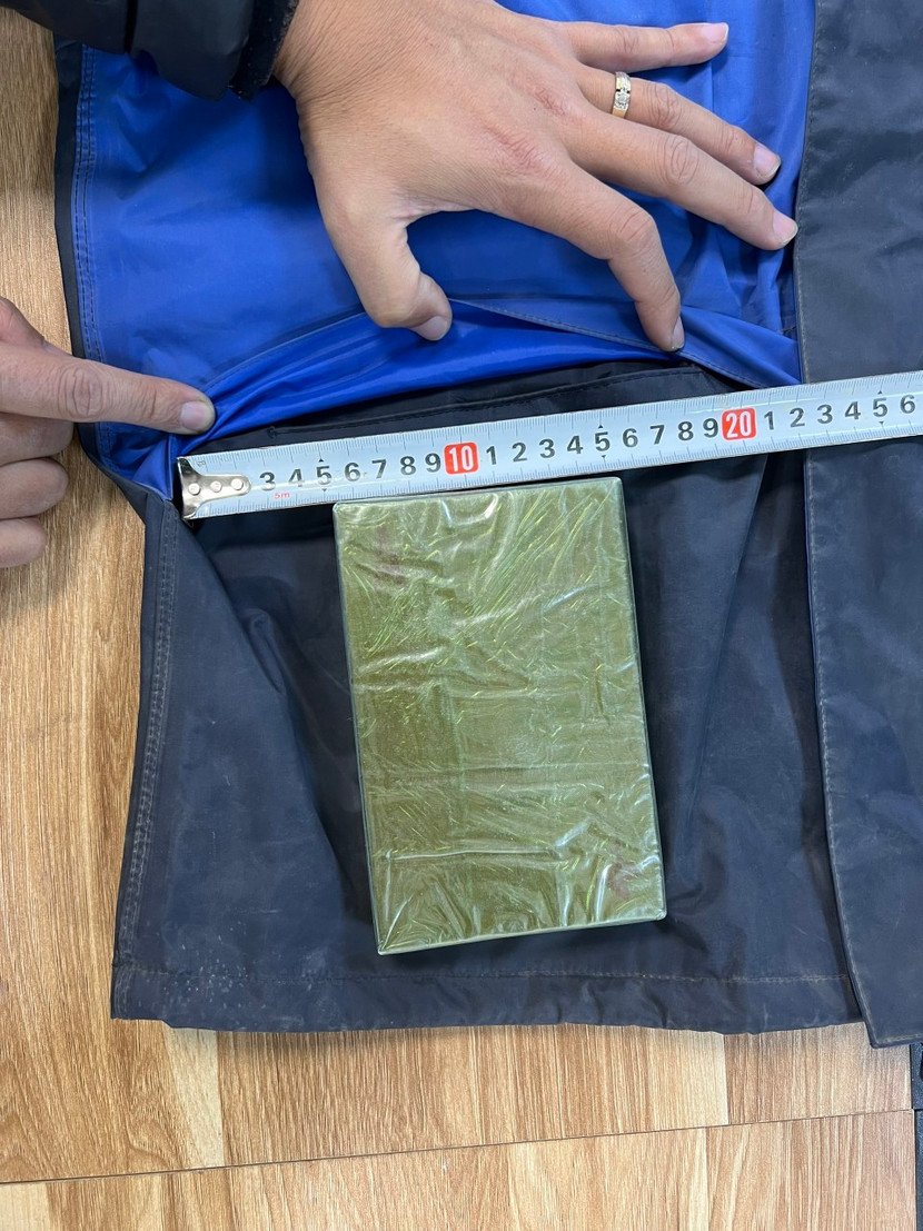 1 bánh heroin được đối tượng vận chuyển từ Sơn La về Hà Nội tiêu thụ 1 bánh heroin được đối tượng vận chuyển từ Sơn La về Hà Nội tiêu thụ