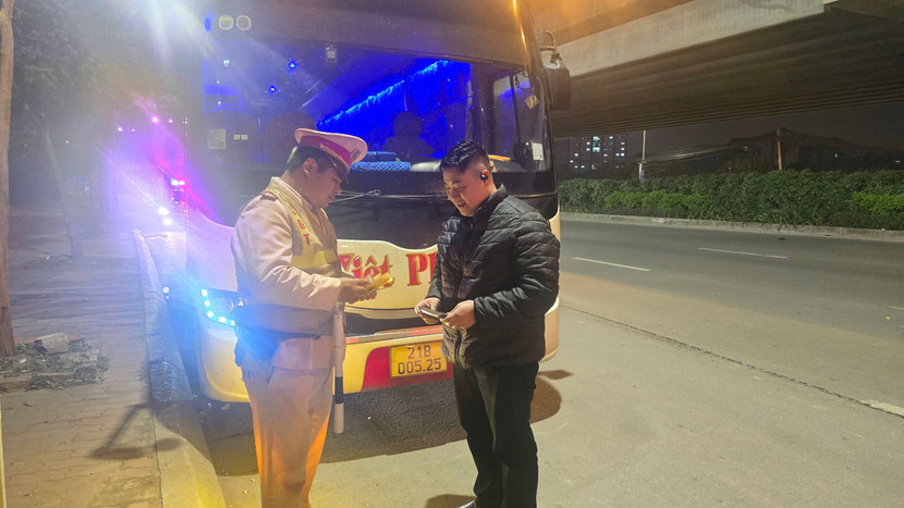 Đội Cảnh sát giao thông số 6 kiểm tra xe khách vi phạm trên đường Phạm Hùng Đội Cảnh sát giao thông số 6 kiểm tra xe khách vi phạm trên đường Phạm Hùng