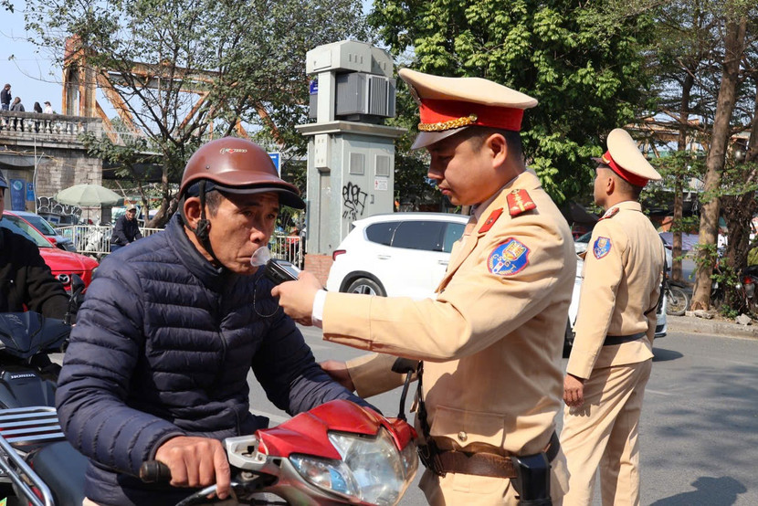 Các lái xe được kiểm tra nhanh bằng phương pháp định tính. Nếu phát hiện có "cồn" sẽ kiểm tra bằng thiết bị chuyên dụng để xác định mức độ vi phạm