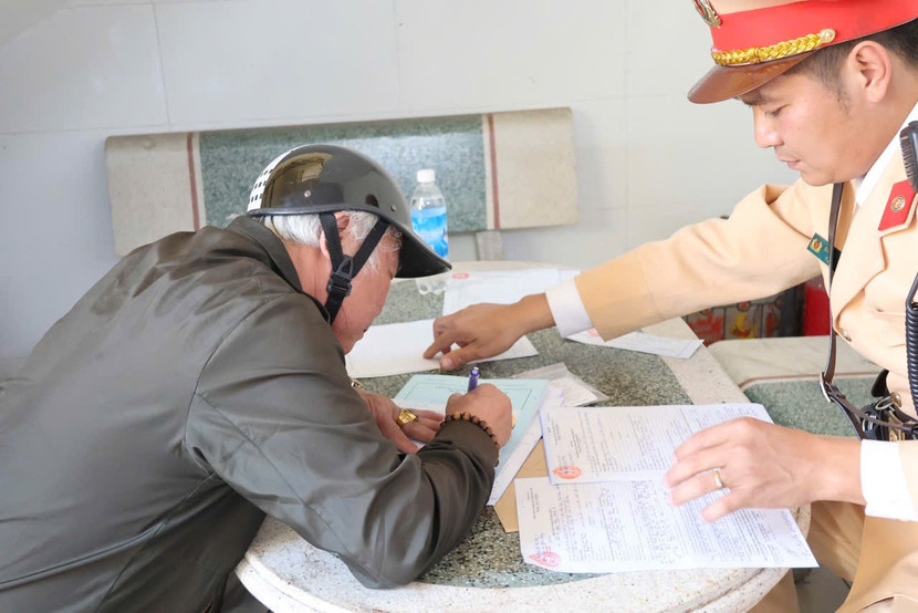 Vẫn có những trường hợp vi phạm do được mời khi đi chúc Tết