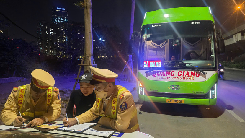 Lập biên bản lái xe vi phạm Lập biên bản lái xe vi phạm