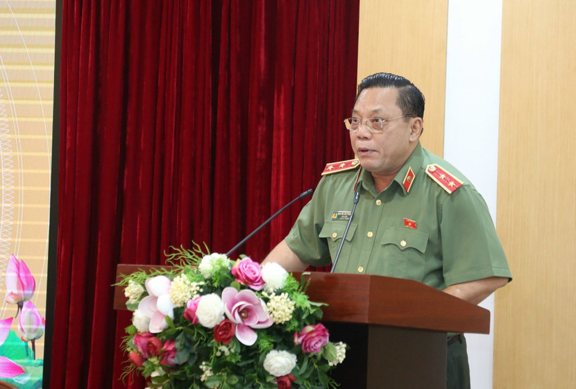 ĐBQH Nguyễn Hải Trung - Giám đốc CATP Hà Nội báo cáo tại buổi tiếp xúc cử tri ĐBQH Nguyễn Hải Trung - Giám đốc CATP Hà Nội báo cáo tại buổi tiếp xúc cử tri