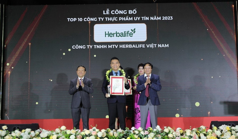 Đại diện công ty Herbalife Việt Nam tại lễ trao giải
