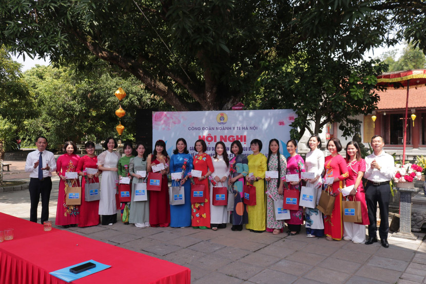 Công đoàn ngành Y tế Hà Nội gặp mặt biểu dương các cán bộ nữ tiêu biểu Công đoàn ngành Y tế Hà Nội gặp mặt biểu dương các cán bộ nữ tiêu biểu